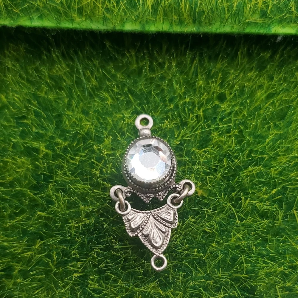 Elegant Sterling Silver Pendant with Radiant‎ Crystal Accent P326